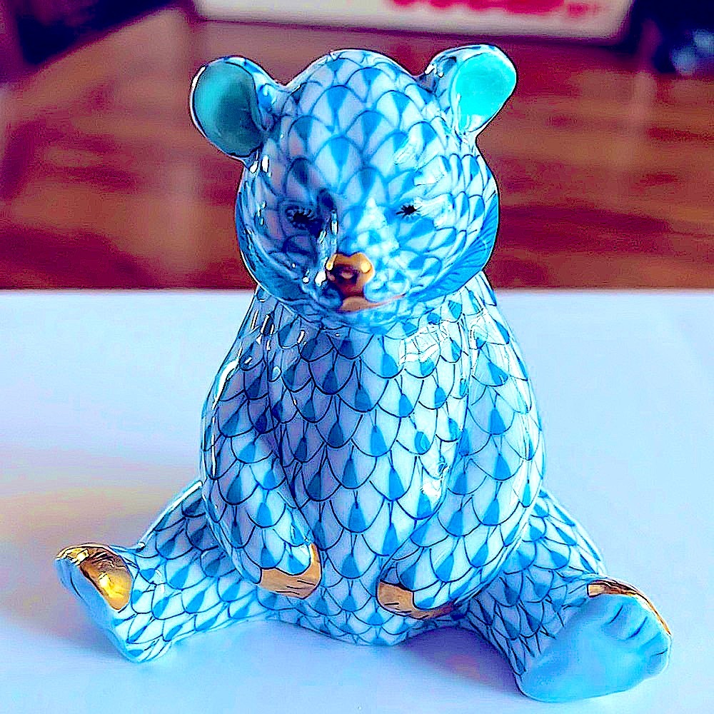Authentic Herend
BabyBearSittingHandpainted Fishnet
bleu&24K Gold Mint Condition